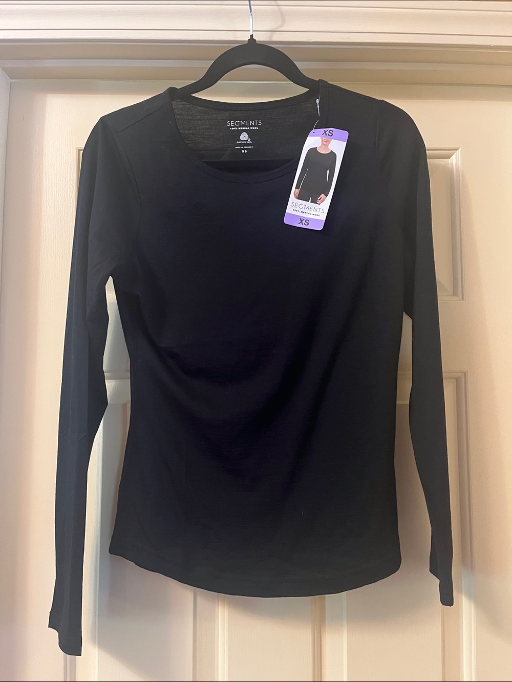 Segments 100% wool  Women's Black Long Sleeve Crewneck Top  great layering piece